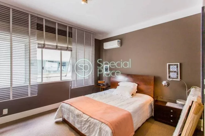 Imagem Excelente apartamento com 208m² no Jardim América. Amplo e ensolarado living com varanda, 03 dormi...
