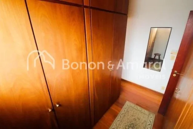 Imagem Linda e espaçosa casa de esquina com 322 m² de área construída. A residência possui living para...
