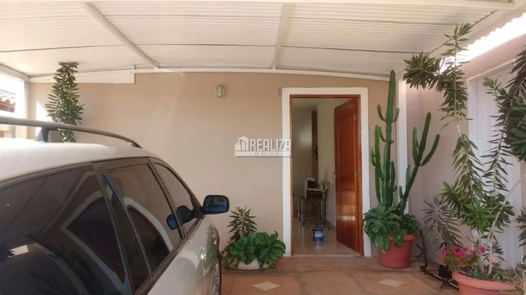 Imagem Casa com Espaço Gourmet e Hidro no Condomínio Portal Beija-flor, bairro Morada Du Park - Uberaba