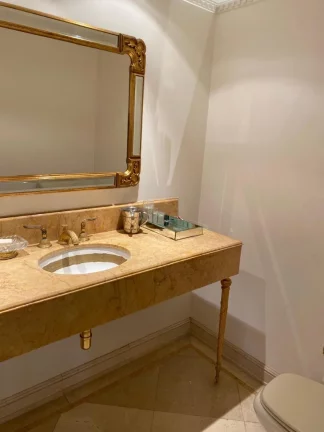 Imagem Luxuoso apartamento de 5 quartos e 4 suítes em Higienópolis, São Paulo-SP: 5 banheiros, 5 vagas de garagem e 450m² de área.