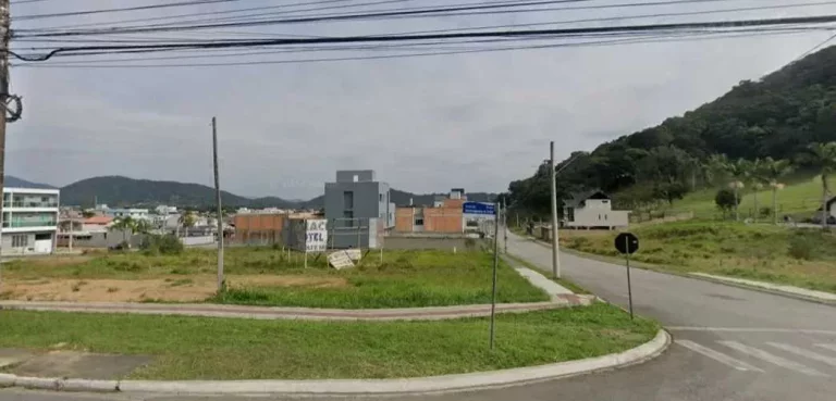 Imagem Terreno de esquina com 543,58 m² no Bairro da Barra em Balneário Camboriú SC