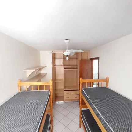 Imagem Este charmoso apartamento, totalmente mobiliado, oferece o equilíbrio perfeito entre conforto, praticidade e localização privilegiada. A poucos passos da praia – apenas 160 metros – conta com uma linda piscina. Agende sua visita e venha conhecer!
