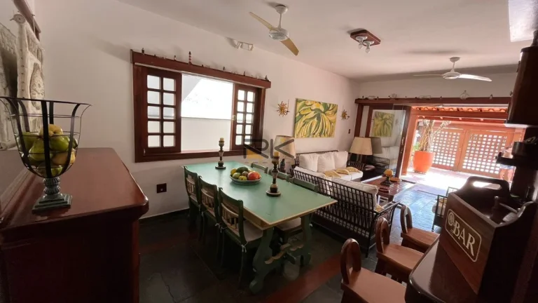 Imagem Casa com ampla sala 2 ambientes,3 dormitórios sendo uma suíte,edícula com mais 2 dormitórios e 1 banheiro,2 vagas de garagem