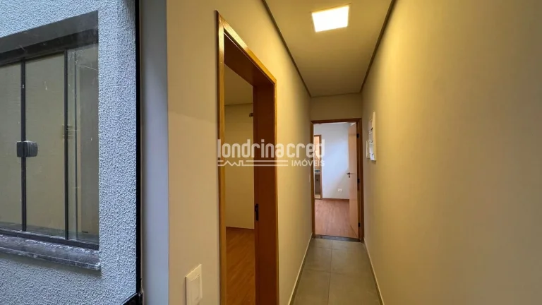 Imagem **Casa à venda no Condomínio Morada das Flores com 3 dormitórios, 1 suíte, banheiro social, 2 vagas de garagem e 85m² construídos em terreno de 125m²**