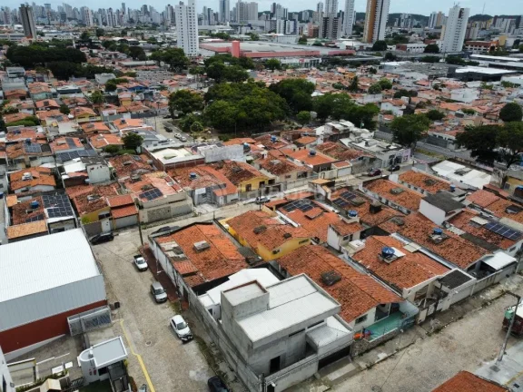 Imagem Casa Padrão à Venda em Lagoa Nova, Natal - 4 Dormitórios