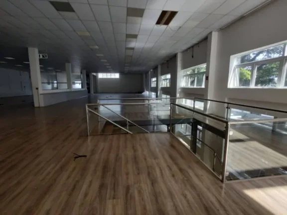 Imagem Salão Comercial 902m² com Escritório, 6 Banheiros e Vagas - Alto Potencial