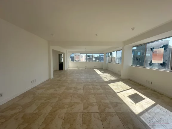Imagem Ampla sala comercial com vista e terraço em um prédio tradicional do centro de Florianópolis. A s...