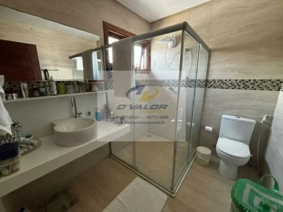 Imagem Vendo casa em condomínio fechado de alto padrão, com 300 m², 4 suítes, sala p/ 3 ambientes e 3 vagas