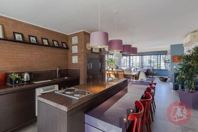 Imagem no Rio Branco, cobertura de 257 m² com 4 quartos, 2 vagas e piscina.