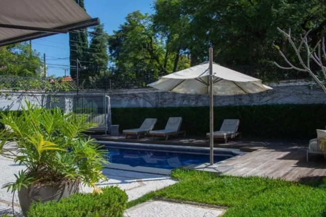 Imagem Venha conhecer esta magnífica residência situada no quarteirão mais desejado e privilegiado do Jardim Europa. Localizada em uma rua tranquila e arbori