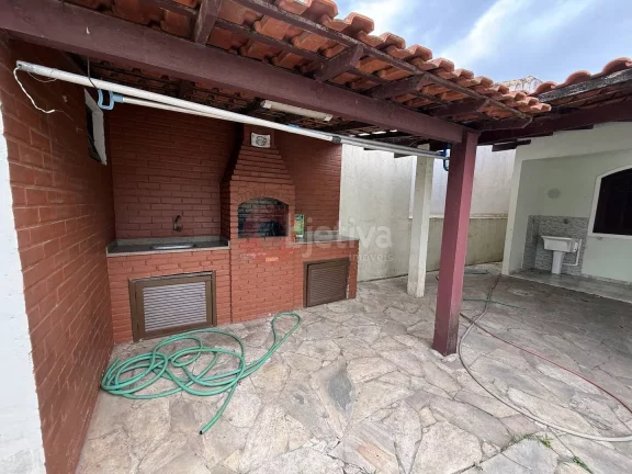 Imagem Casa térrea em condomínio locação fixa, 2 quartos + edícula, Praia Linda