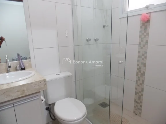 Imagem Excelente casa em condomínio, térrea e com terreno diferenciado (342 m²). 
Muito bem construída ...