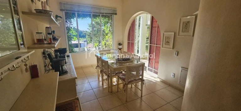 Imagem Linda casa à venda muito bem localizada dentro do condomínio Colinas do Ermitage, a casa conta em ...