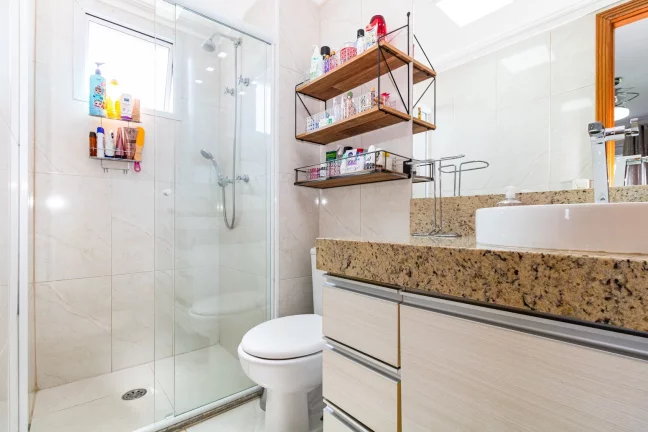 Imagem LINDO APARTAMENTO MOBILIADO 136,00 M ÁREA ÚTIL REFORNADO 3 SUÍTES VARANDA GOURMET ENVIDRAÇADA CINEMA SAUNA 2 VAGAS CONDOMÍNIO VÁRIOS ATRATIVOS