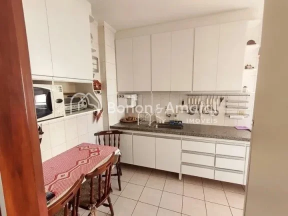 Imagem Apartamento com 3 dormitórios, todos com armários embutidos, incluindo 1 suíte. O imóvel possui ...