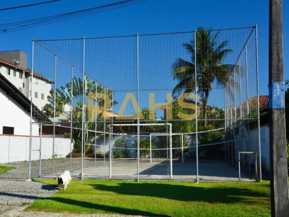 Imagem Descubra a vida luxuosa em um condomínio fechado com este incrível imóvel de 2 andares com 3 quar...