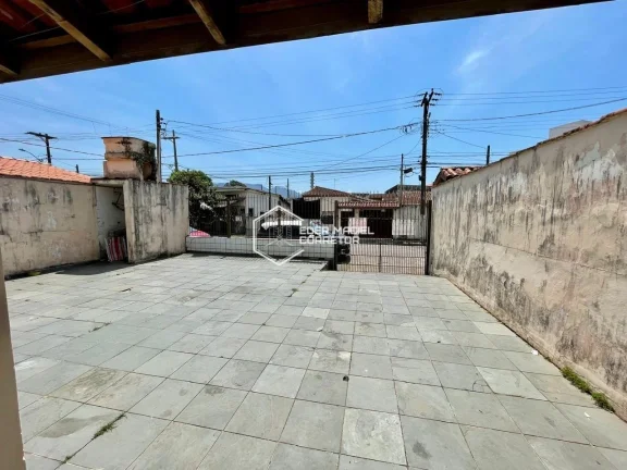 Imagem Esta excelente casa está situada a apenas 5 minutos da orla de Caraguatatuba, no bairro Poiares, um...