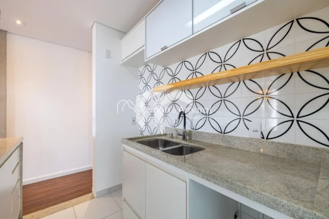 Imagem Elegante e repleto de detalhes que valorizam cada ambiente, este apartamento encanta pelo acabamento...