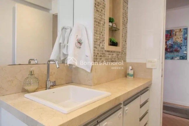 Imagem Imóvel amplo à venda no Cambuí, com 3 quartos e 2 banheiros. Apartamento reformado e muito bem lo...