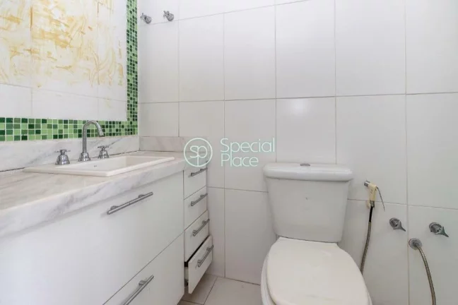 Imagem Amplo apartamento à venda com 4 quartos, sendo 3 suítes, e 4 banheiros no total. Este apartamento ...