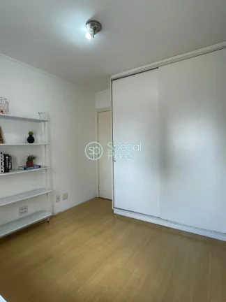 Imagem Apartamento mobiliado, bem espaçoso e iluminado, com janelas grandes, que recebem o sol da manhã. ...