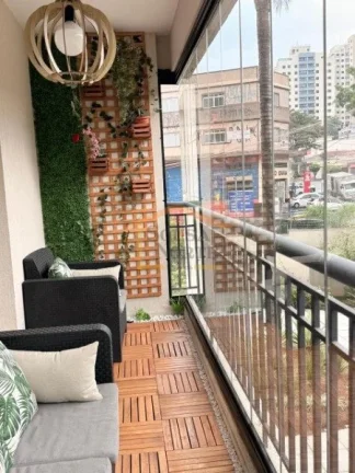 Imagem Apartamento 3 dormitórios, sendo 1 suíte, sala para 2 ambientes, pisos em madeira, sacada com vidr...