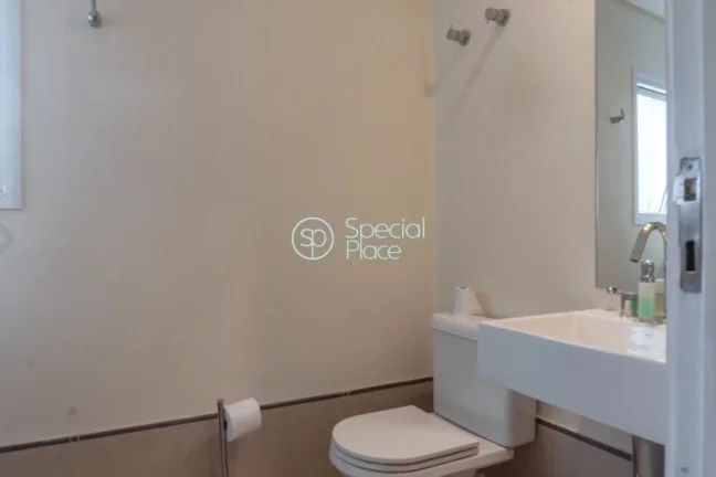 Imagem Essa casa possui cinco dormitórios, sendo quatro suítes, hall, lavabo, sala de jantar, sala de TV ...