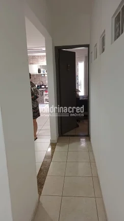 Imagem Casa com laje, 2 quartos (1 suíte com banheira), sala, copa e cozinha conjugadas, garagem para 2 carros, churrasqueira, portão eletrônico e ótima localização