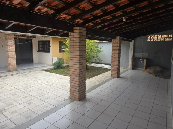 Imagem Excelente Casa em Itanhaém a poucos passos do mar, 141,40M², 2 Dorms, 1 Suíte, 10 Vagas, Jardim.