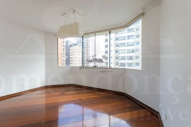 Imagem Belo apartamento com armários embutidos, arejado e iluminado. Amplo living para 02 ambientes, terra...