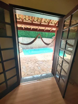 Imagem Localizada no coração do condomínio, em uma rua tranquila, esta casa térrea oferece conforto e p...