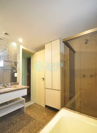 Imagem Amplo apartamento à venda com 6 quartos, sendo 3 suítes, e 6 banheiros no total. Este apartamento ...