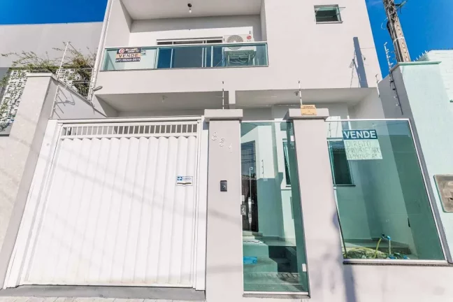 Imagem Casa com 3 suítes e 2 vagas de garagem no Centro de Balneário Camboriú.