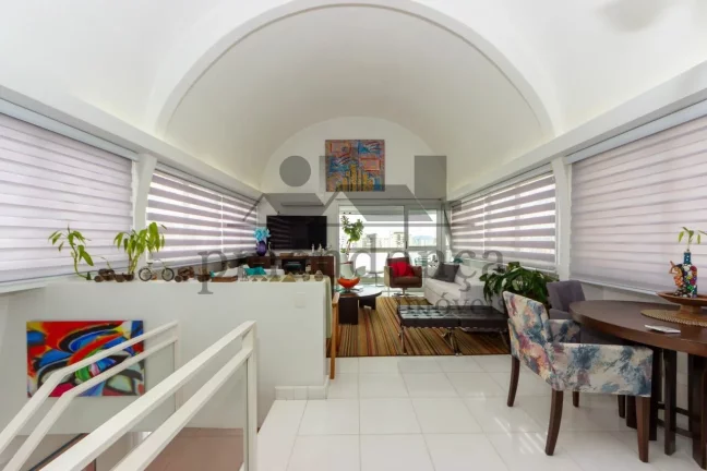 Imagem Charmosa cobertura triplex em Higienópolis, com varanda ampla e agradável.