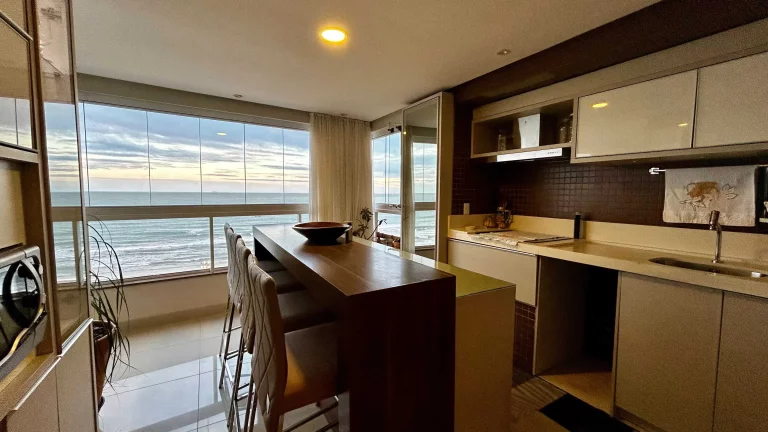 Imagem Apartamento frente mar com 3 suítes sendo 1 master e 2 vagas de garagem - Centro de Navegantes/SC