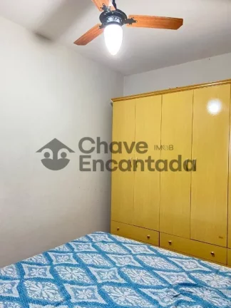 Imagem Casa grande com piscina e sustentabilidade.