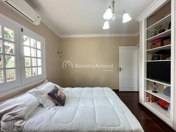 Imagem Esta encantadora casa de estilo sobrado oferece um ambiente espaçoso e confortável, com uma excele...