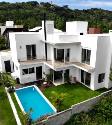 Imagem Luxuosa Casa de Alto Padrão no Jardim Panorâmico, Garopaba-SC: Conforto e Sofisticação!