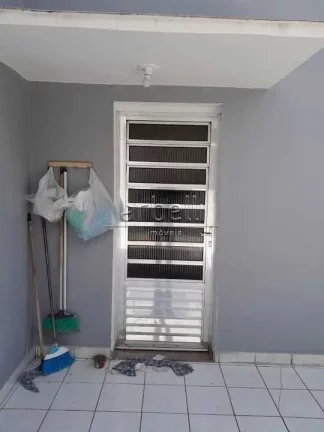 Imagem Casa com 150 M² com 2 dormitórios, 1 banheiro, sala, cozinha, área serviços, quintal, vaga de ga...