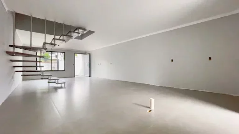 Sobrado com Suíte, Piscina e Área de Festas no bairro Velha