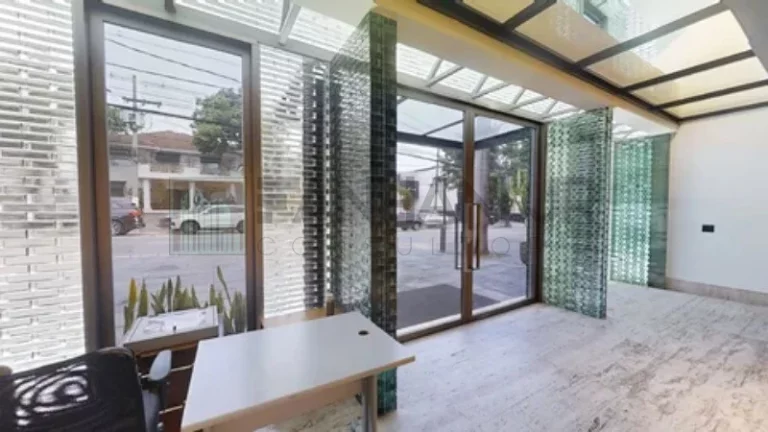 Imagem Casa Comercial para Locação em São Paulo-SP, Jardim Europa: 8 Salas, 8 Banheiros, 15 Vagas, 900m² de Área!