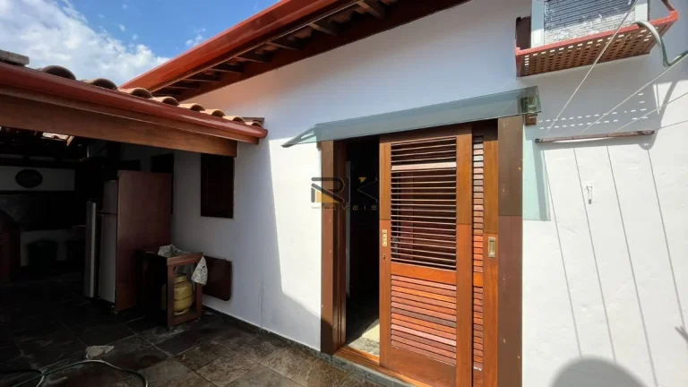Imagem Casa com ampla sala 2 ambientes,3 dormitórios sendo uma suíte,edícula com mais 2 dormitórios e 1 banheiro,2 vagas de garagem