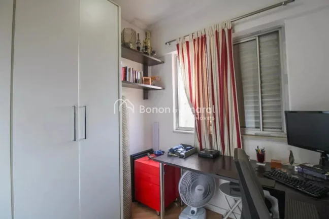 Imagem Imóvel amplo à venda no Cambuí, com 3 quartos e 2 banheiros. Apartamento reformado e muito bem lo...