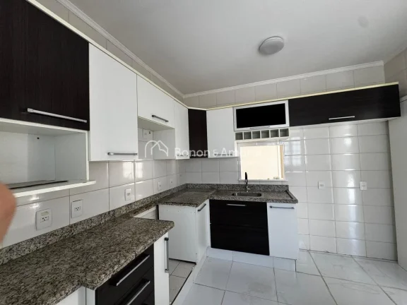 Imagem Encante-se com esta charmosa casa à venda em um dos condomínios mais desejados do bairro! Com ambi...