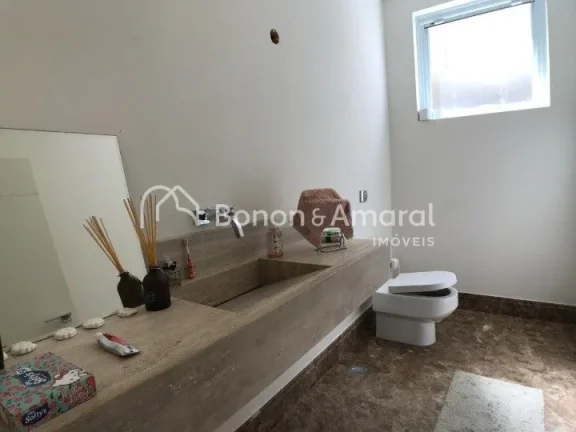 Imagem Linda e espaçosa casa de condomínio com área de 704 m². O imóvel possui living com pé direito ...
