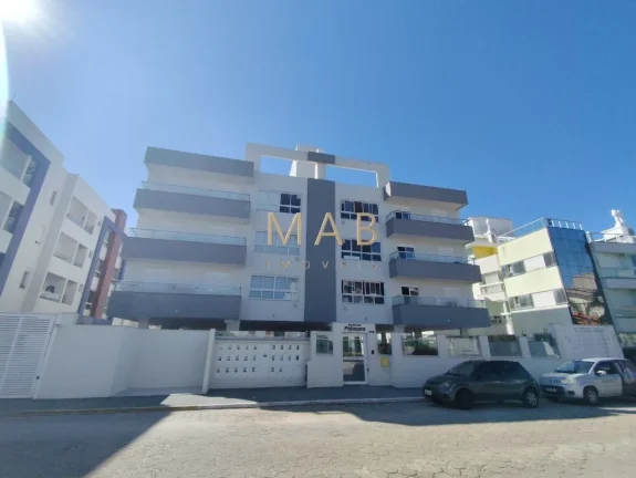 Imagem Apartamento de 2 dormitórios sendo 1 suíte, sala, cozinha, lavanderia, banheiro social, churrasqueira e vaga de garagem. O condomínio conta com elevad