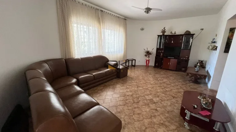 Casa à venda no bairro do Itaguá com 3 dormitórios,sala de estar e varanda