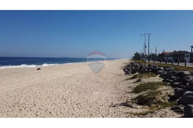 Imagem Terreno plano e murado de frente para o mar na barra de Maricá.