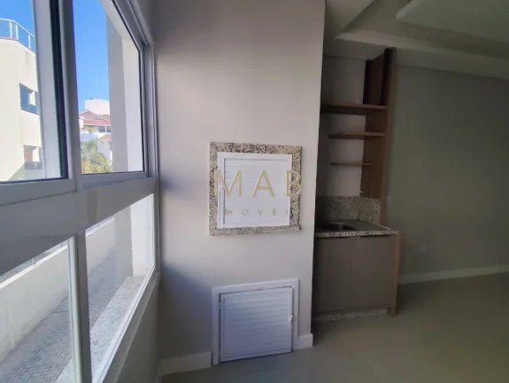 Imagem Apartamento de 2 dormitórios sendo 1 suíte, sala, cozinha, lavanderia, banheiro social, churrasqueira e vaga de garagem. O condomínio conta com elevad
