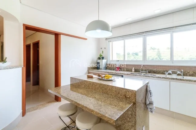 Imagem Esta residência une conforto, praticidade e lazer em um só lugar.

Piso térreo: sala de estar, ja...